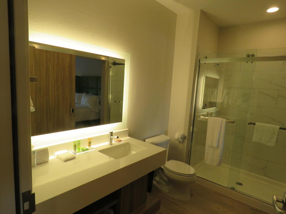 Hotel Wyndham Garden College Station Esterno foto